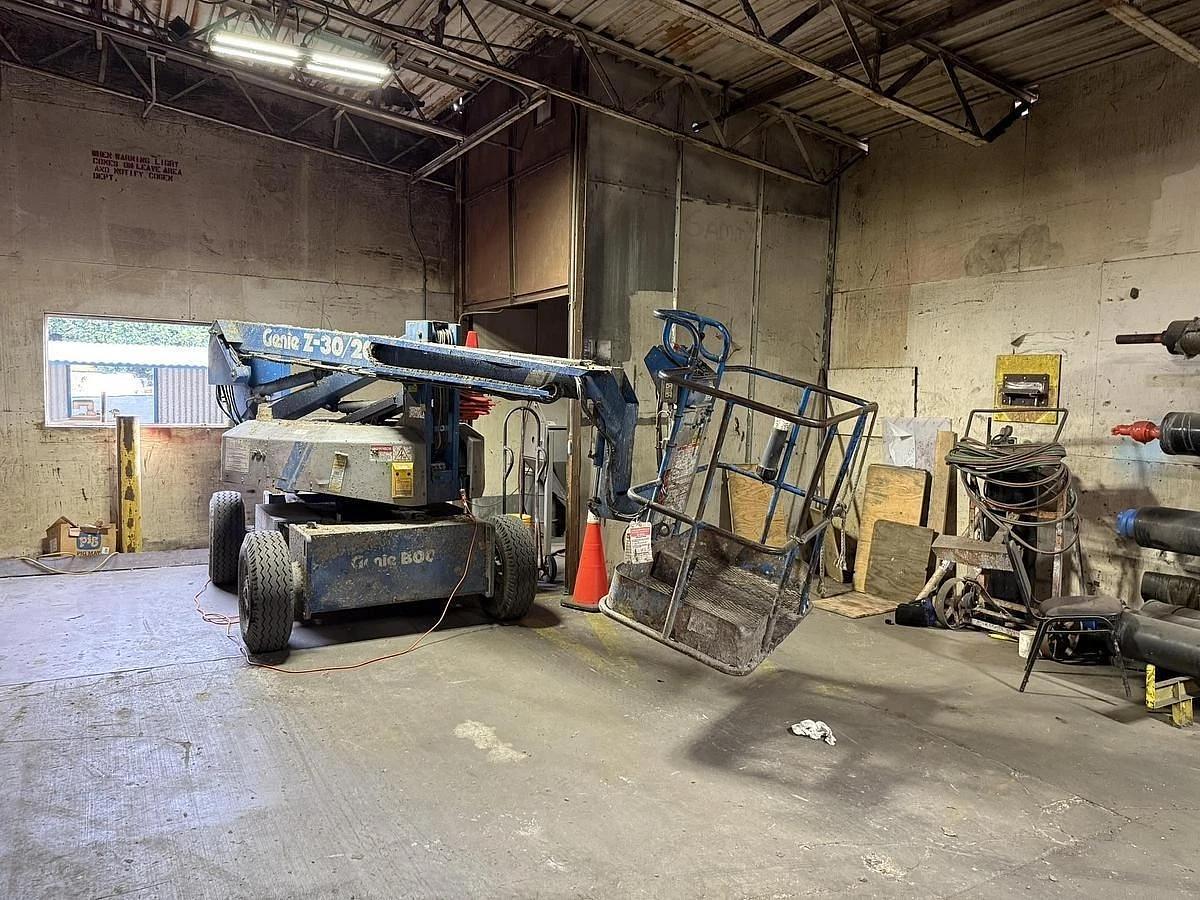 Used GENIE BOOM LIFT MODEL Z-30/20 LIFT CAPACITY 500 LBS 1,900 HOURS GOOD WORKING