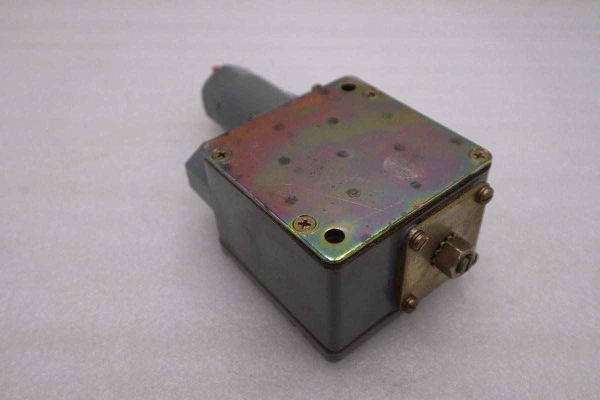 Used NEW OPEN BOX AB Allen Bradley 836T-T303J Pressure Switch STK K1209A