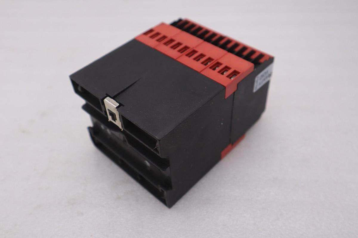 Used TELEMECANIQUE XPSAT5110 XPS-AT 24VAC 1.5A - NEW NO BOX - STOCK 854B