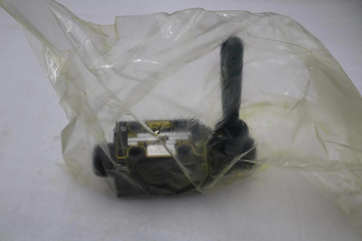 Used NEW Parker D1VL008NN DIR CNTRL LEVER OPERATED STOCK 1400C