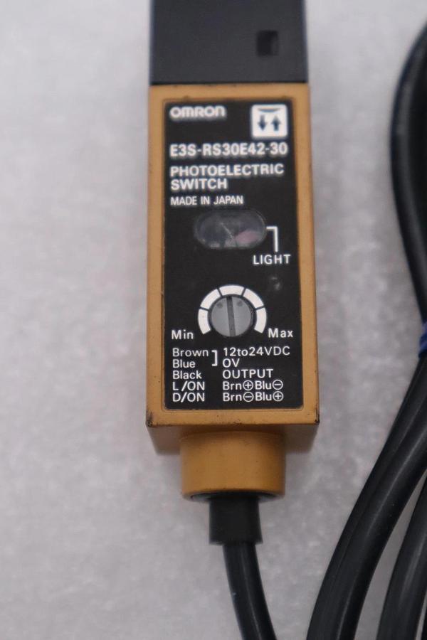Used NEW NO BOX Omron E3S-RS30E42-30 Photoelectric Switch 12-24v-dc STOCK H1558A