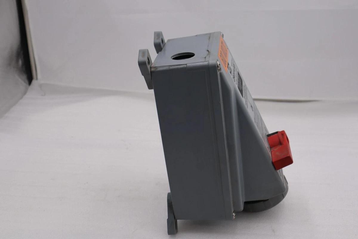 Used HUBBELL HBL430MI5W WIRING DEVICE CIRCUIT LOCK 30 A 600 V 20 HP #L-215