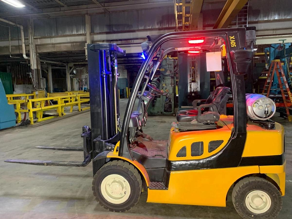 Used YALE GLP050VXNGSE084 5000LB FORKLIFT 6,500 HOURS