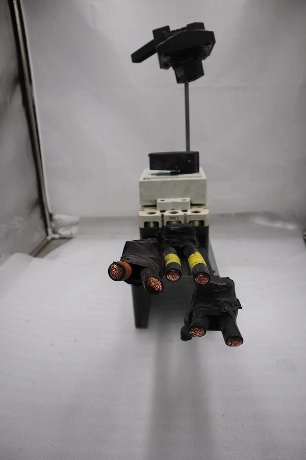 Used ALLEN BRADLEY 140UL6D3D30/ 140U-L6D3-D30 MOLDED CASE CIRCUIT BREAKER STOCK 709-A