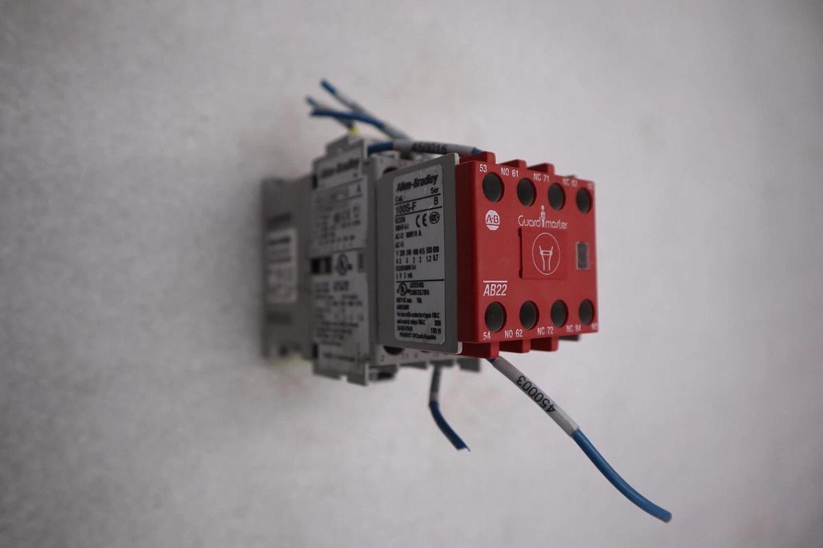 Used ALLEN-BRADLEY 100-C37D00/C CONTACTOR STOCK #K-2640