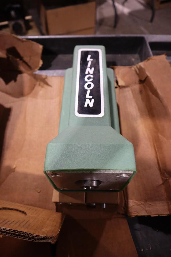 Used LINCOLN INDUSTRIAL 85300 HYDRAULIC MOTOR NEW WITH BOX STOCK HS9