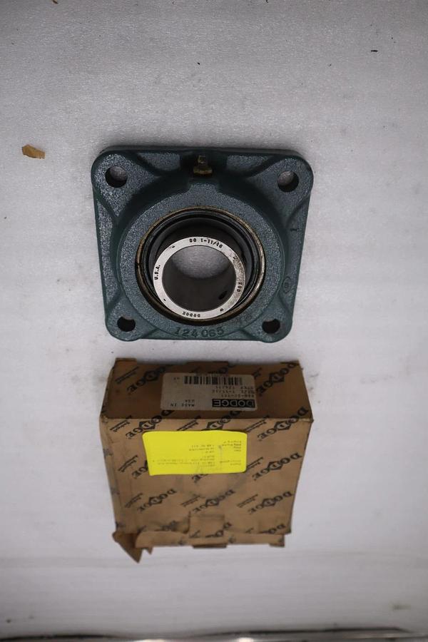 NEW OPEN BOX Dodge 124211 F4B-SC-111 Flange Bearing 1 11/16" Bore STK CC213