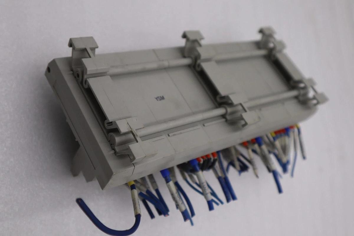 Used ALLEN BRADLEY 1492-IFM40F-3 WIRING SYSTEMS MODULES STOCK 2409A