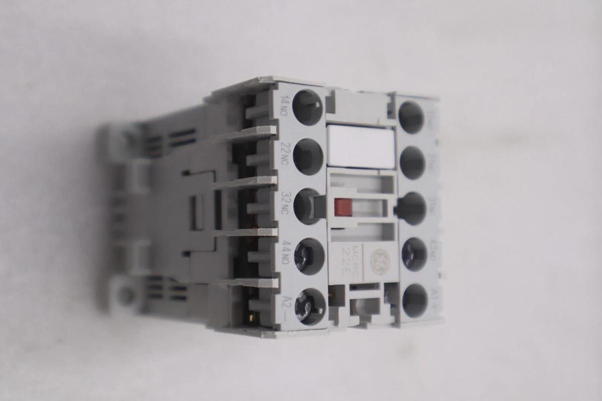 NEW OPEN BOX General Electric MCRC022ATL Auxiliary Relay STOCK K-3380