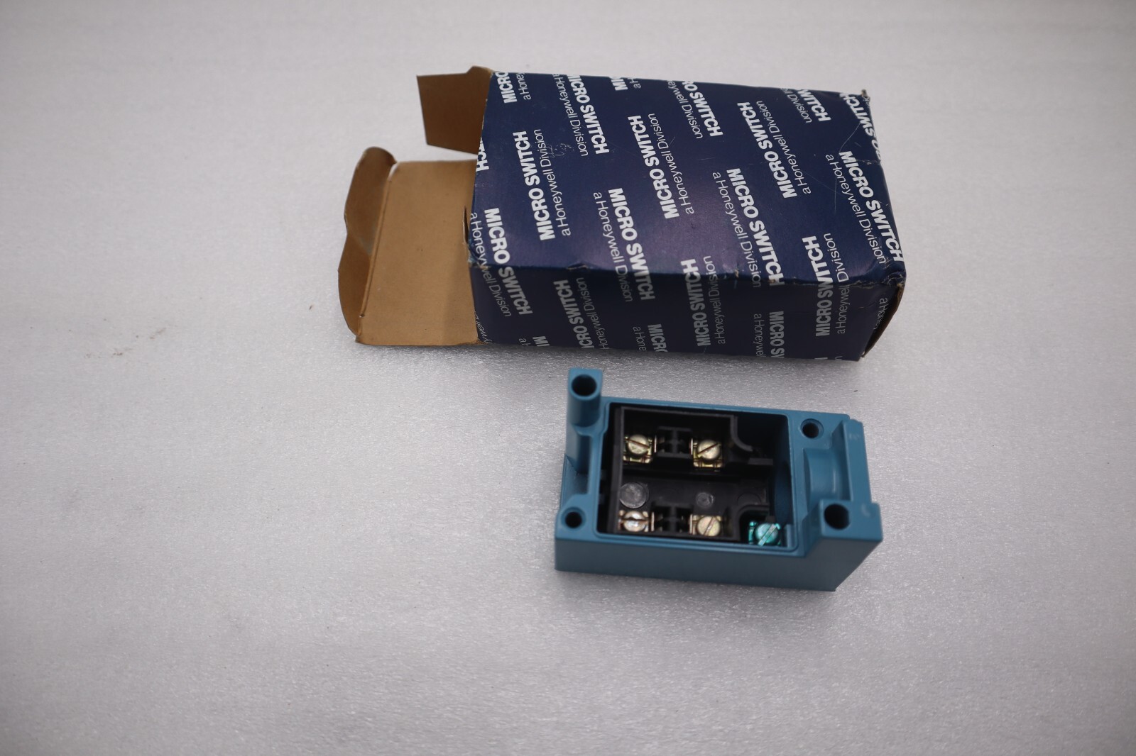 Used NEW Honeywell MPB10 Micro Switch Photoelectric Receptacle Base STOCK G916A