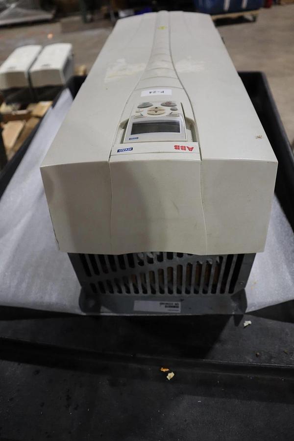 Used ABB ACH550-UH-125A-4 AC DRIVE 550 SERIES 3 PHASE 380-480 V AC STOCK S686
