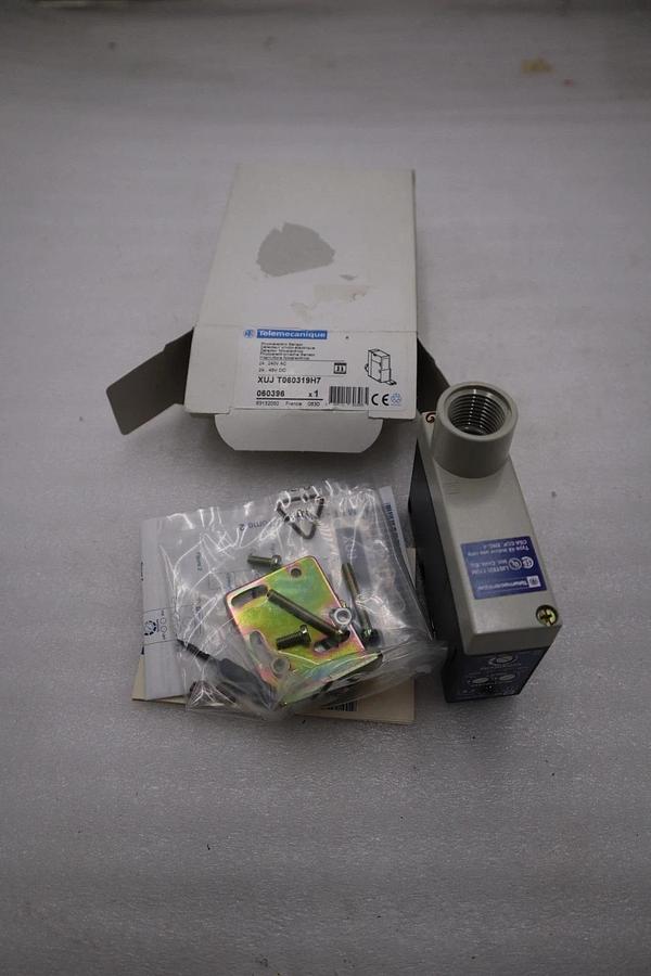 Used SCHNEIDER ELECTRIC XUJ-T060319H7 / XUJT060319H7 - NEW - STOCK H561A