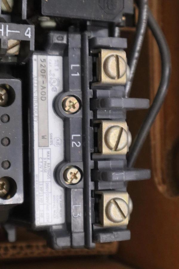 Used NEW ALLEN BRADLEY 520F-A0D SER W REVERSING STARTER SIZE 0 - STOCK 1417CC