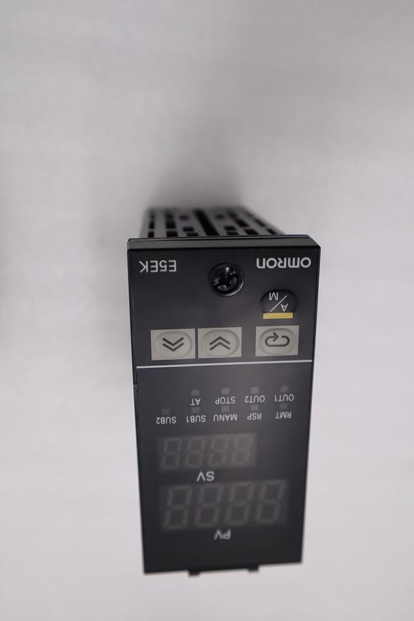 Used Omron E5EK-AA2-500 DIGITAL CONTROLLER MULTI-RANGE NEW IN BOX STOCK H1056