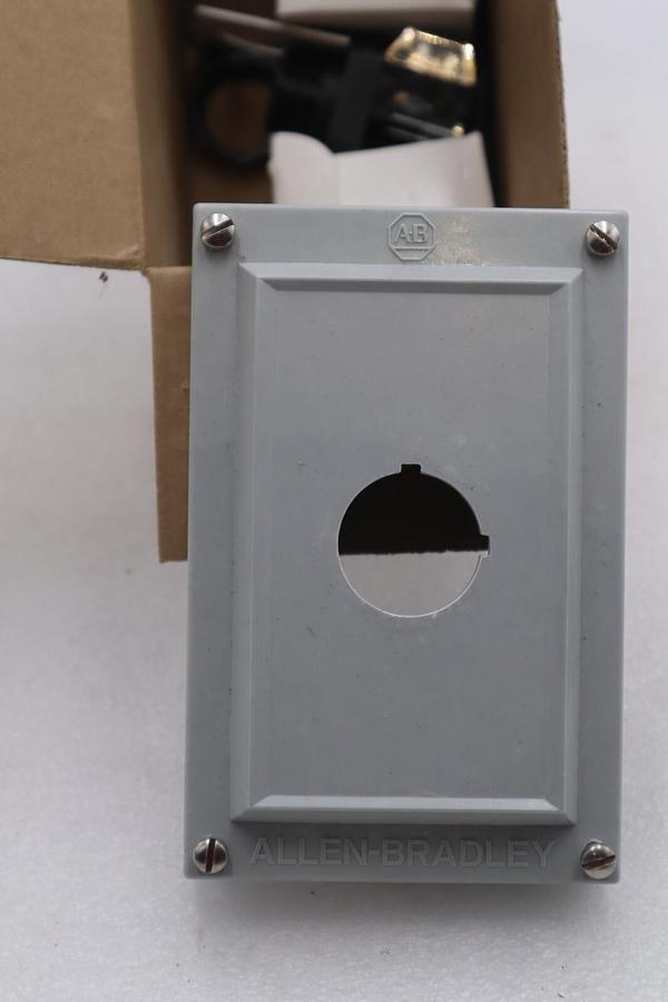 Used ALLEN-BRADLEY 800H-1HJ4RL HEAVY DUTY SWITCH PUSH BUTTON SER A STOCK #054-A