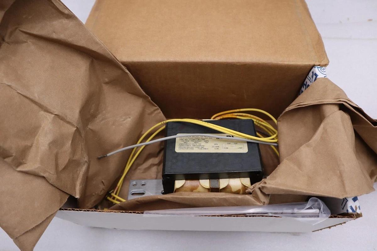 Used HOLOPHANE RBK175MH48B / RBK175MH48B NEW IN BOX STOCK H376