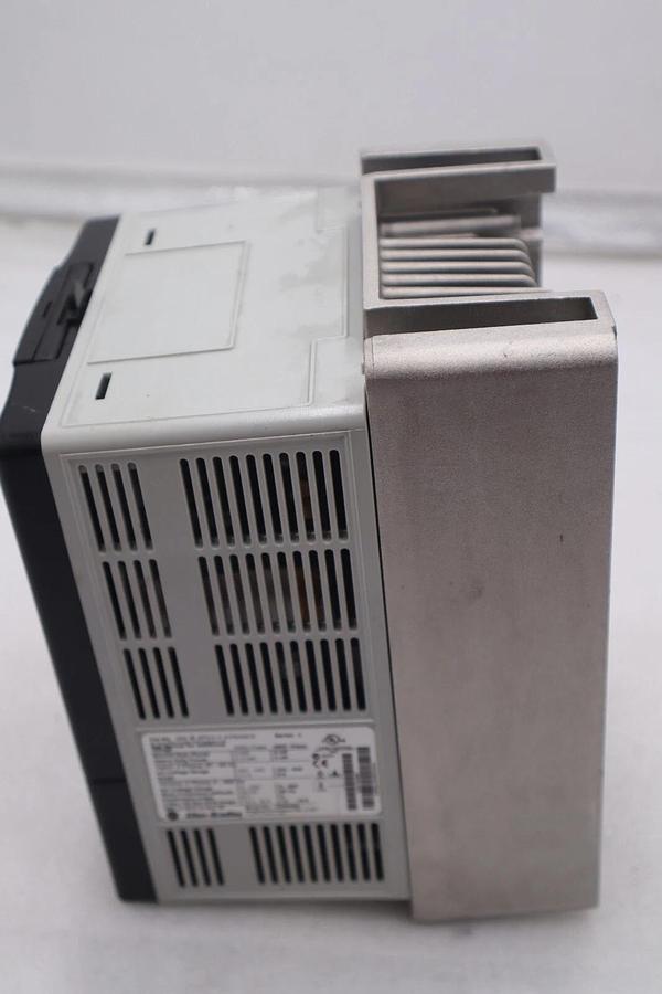 Used 20AD8P0A3AYNANC0 ALLEN BRADLEY POWERFLEX 70 5HP AC DRIVE 480 VOLT STOCK 3305