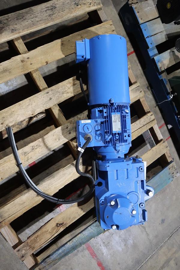 Used SIEMENS 2KJ1504-5FL13-9DM1-Z Gearmotor, 230/460, NEW UNIT STOCK HP136