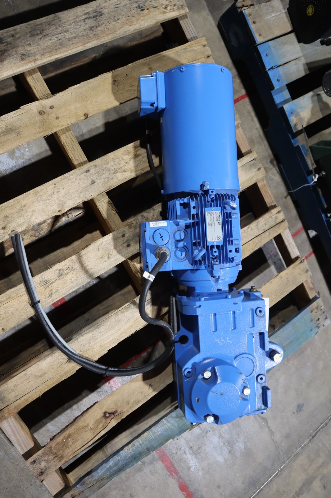 Used SIEMENS 2KJ1504-5FL13-9DM1-Z Gearmotor, 230/460, NEW UNIT STOCK HP136