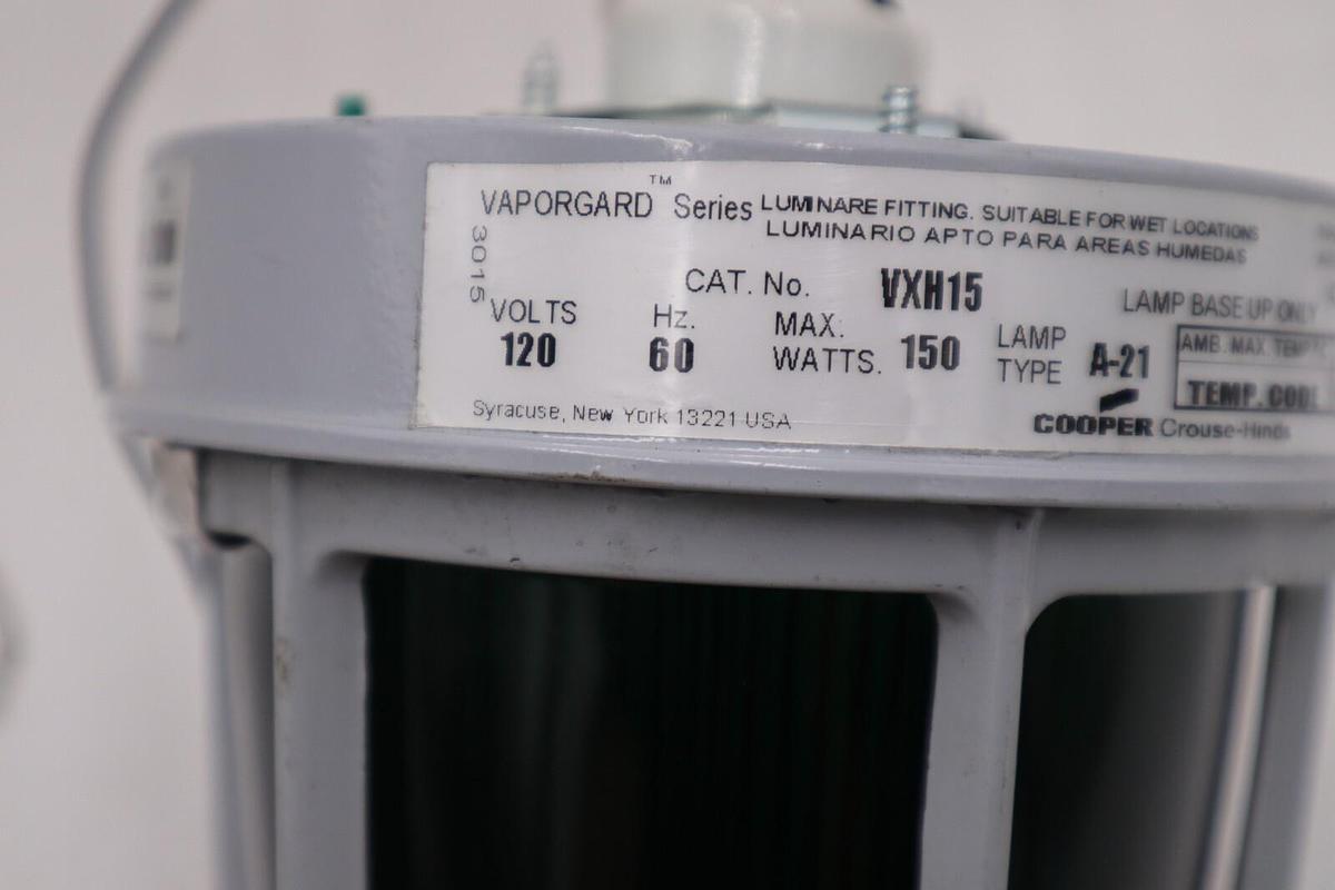 Crouse Hind VXH15 Lighting Fixture Enclosed Max Watt 150 Max Lamp STOCK H856