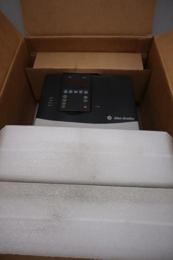 Allen Bradley Powerflex 70 20AD022A1AYNANNN 15 HP DRIVE VFD NEW UNIT STOCK 2288D