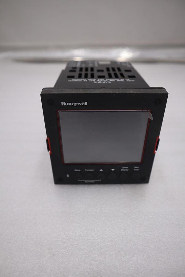 Used HONEYWELL DC2800C01S02001000 / DC2800-C0-1S0-200-100-00-0 DIGITAL CONTROLLER NEW