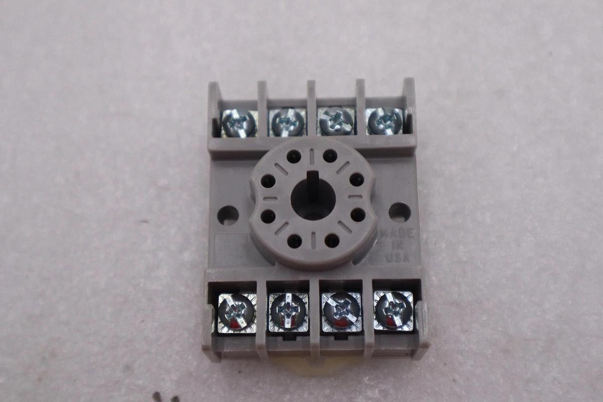 NEW OPEN BOX Time Mark 51012001 8-Pin Socket 600V DIN Rail Mountable STK L-321-A