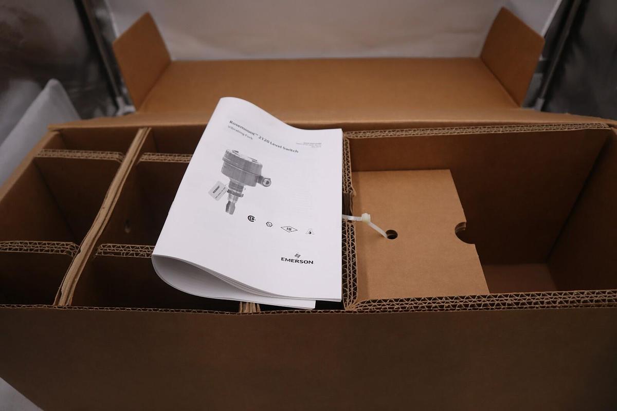 Used EMERSON ROSEMOUNT 2120 LEVEL SWITCH 2120D3GG1NAAH0000 NEW UNIT STOCK 5918