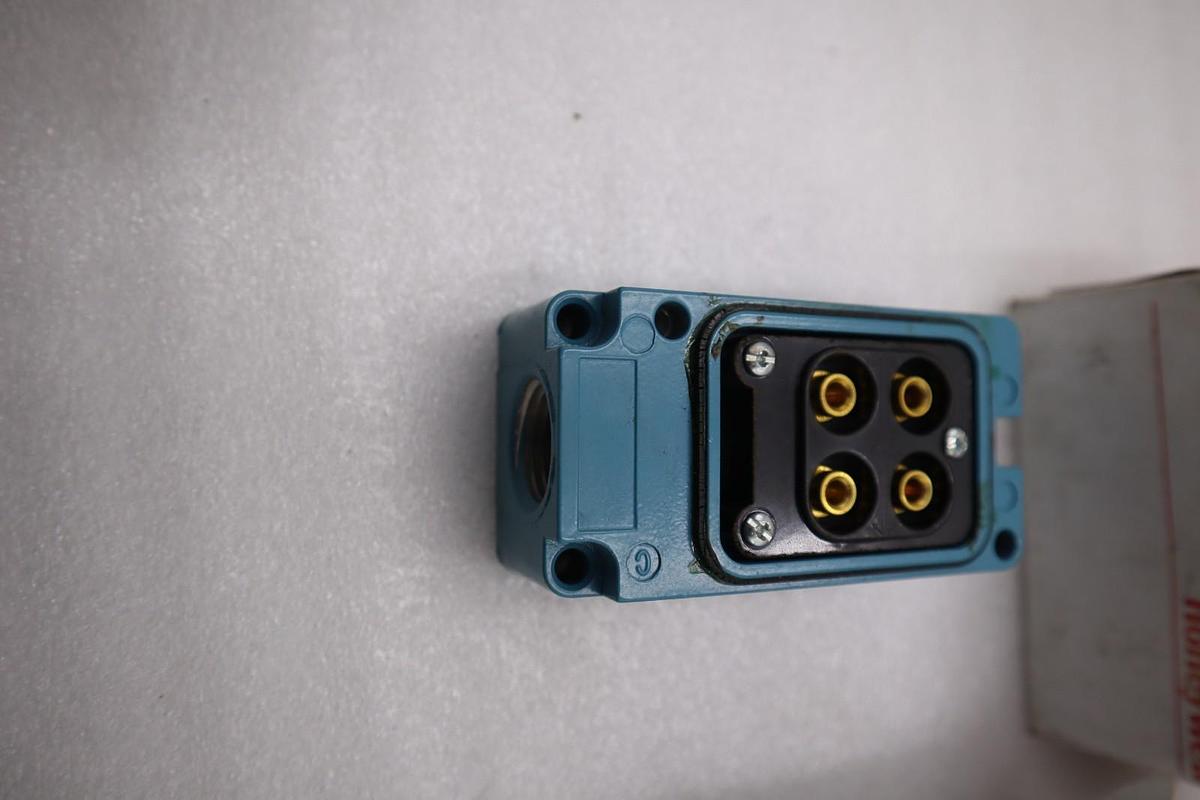 Used NEW OPEN BOX Honeywell 18PA1 Micro Switch Terminal Block STK H915A