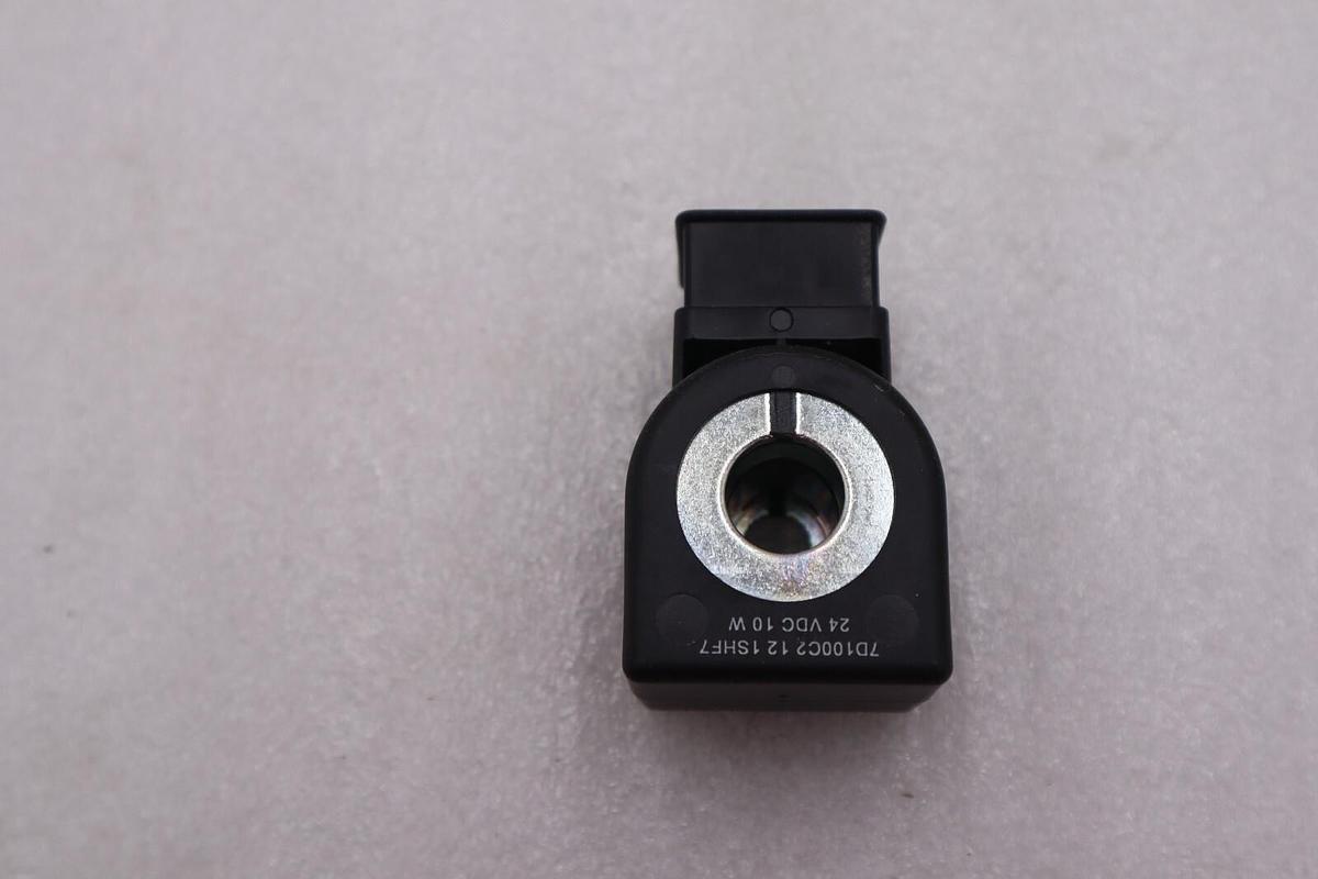 Used PARKER Skinner Solenoid Coil D100C2 New OPEN BOX STOCK L-229-A