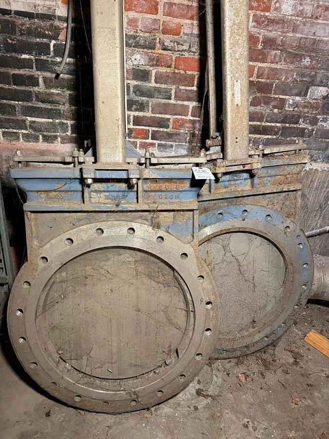 Used 24" Actuated Pnuematic Knife Gate Valve 316SS (TWO AVAILABLE)