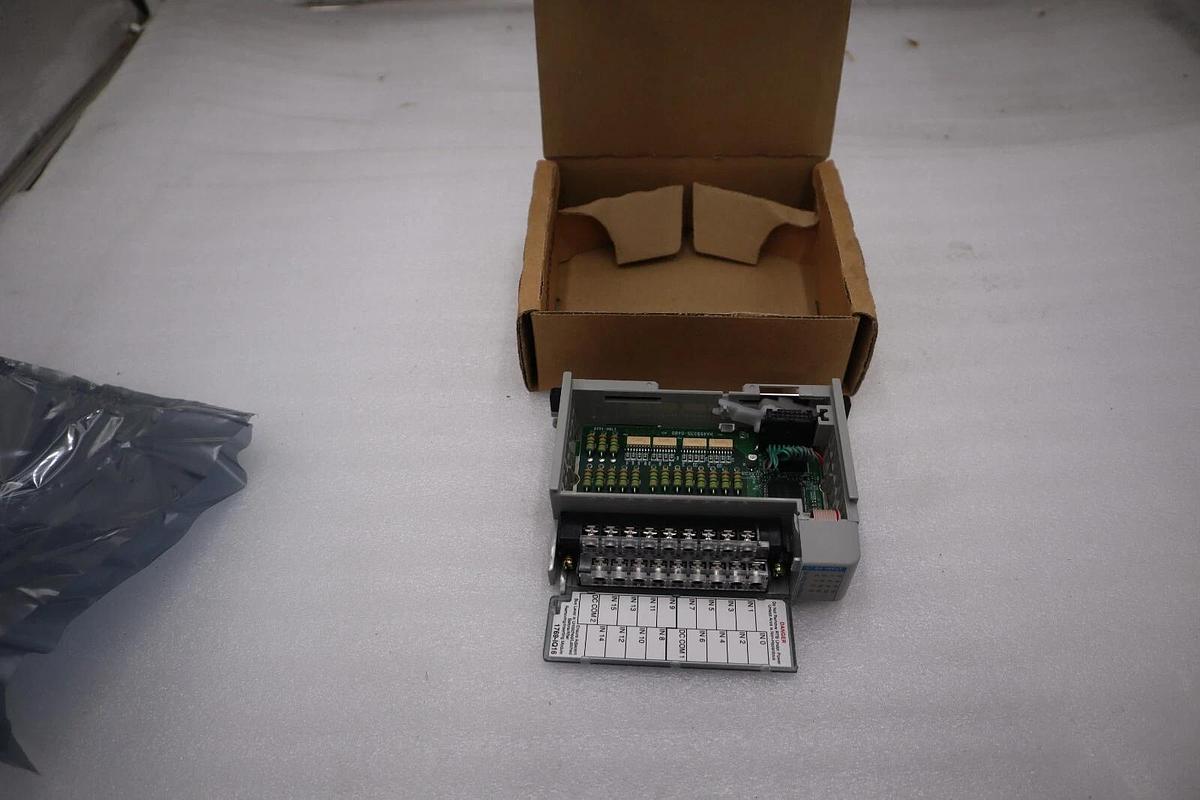 ALLEN-BRADLEY 1769-IQ16 SERIES A  INPUT MODULE STOCK NEW IN BOX STOCK H671A