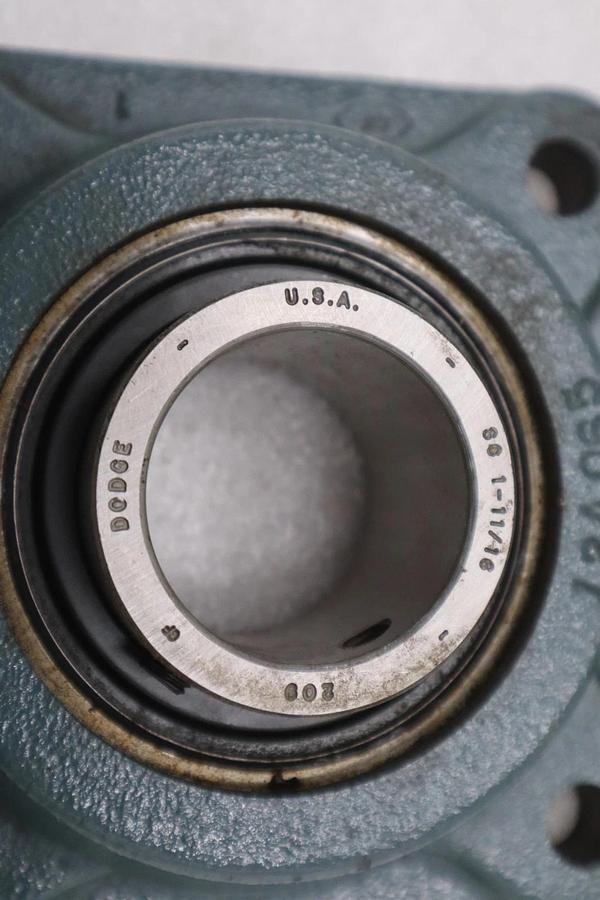 NEW OPEN BOX Dodge 124211 F4B-SC-111 Flange Bearing 1 11/16" Bore STK CC213