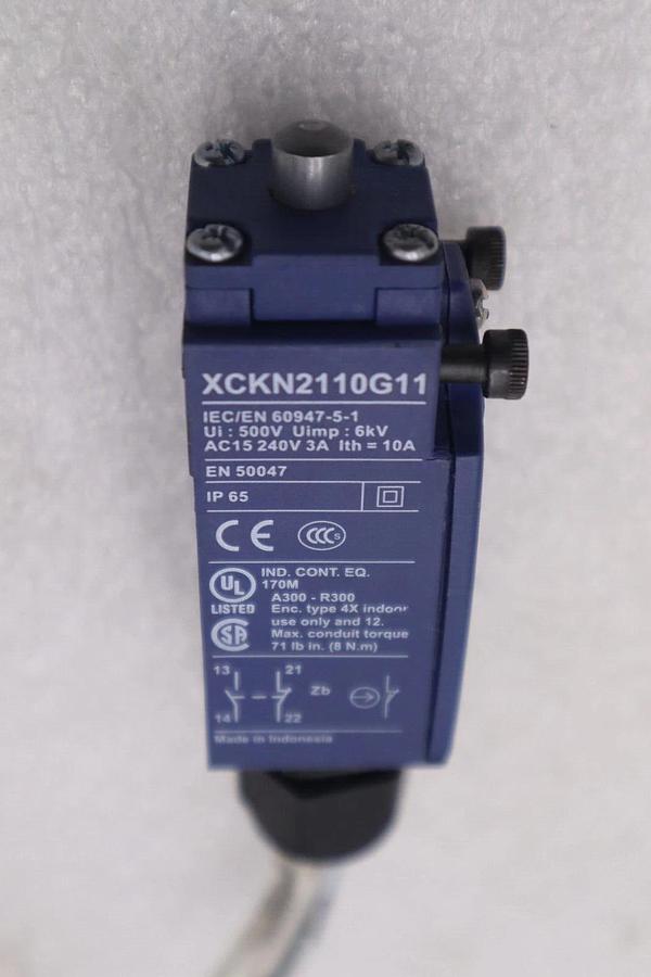 Used TELEMECANIQUE XCKN2110G11 LIMIT SWITCH #K-2642