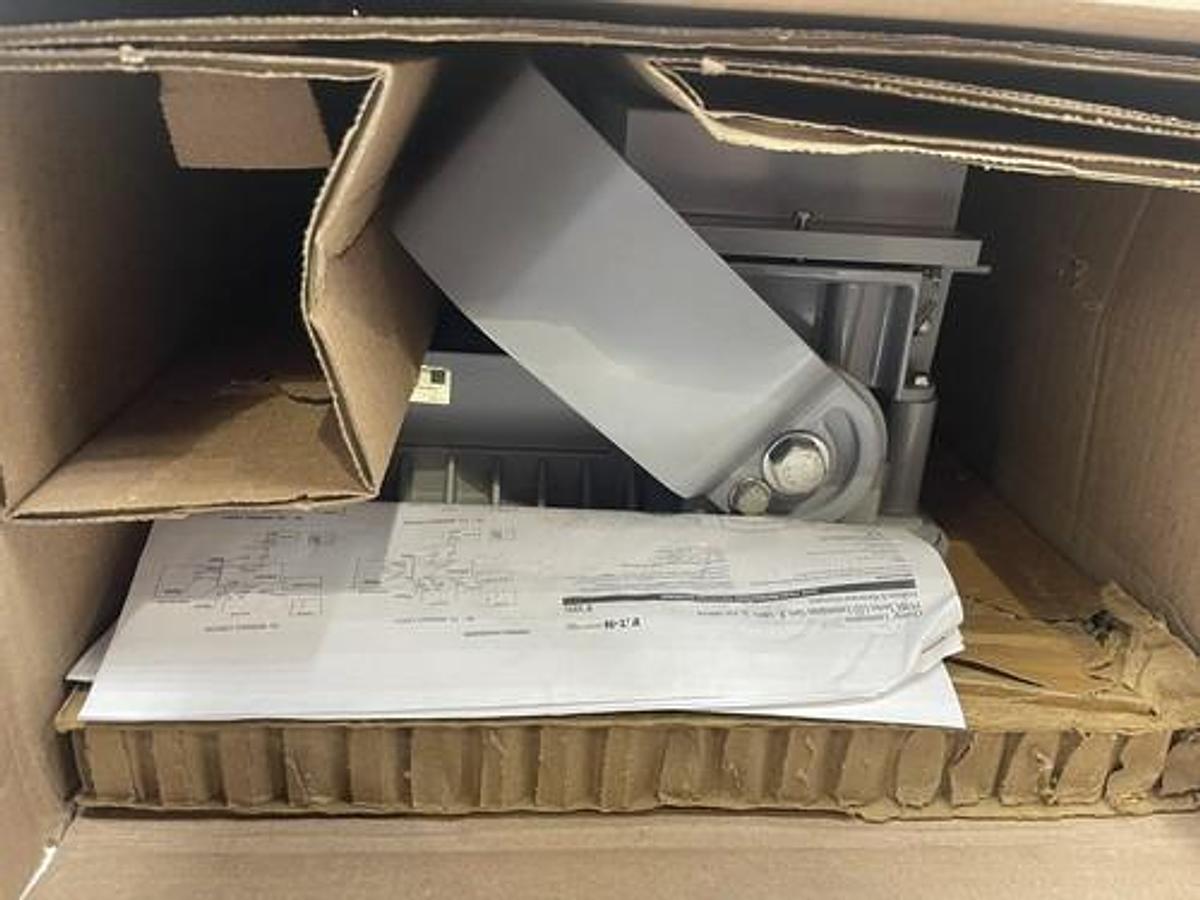 Used Eaton Crouse-Hinds series Champ Pro LED floodlight PFMA13LCY-UNV34-76 STK 3422