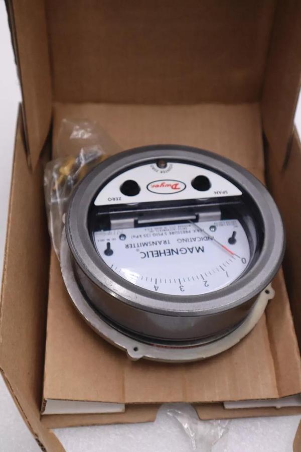 Used NEW Dwyer 605-1 Magnehelic Pressure Transmitter STOCK 5227