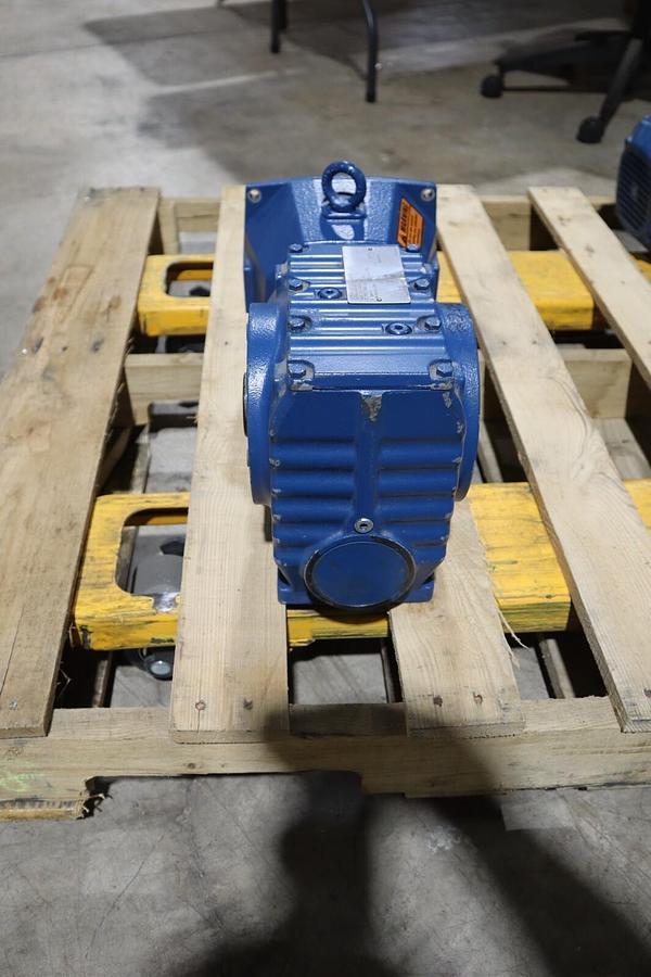 Used SEW EURODRIVE SA67 D26 DRN90S4/ SA67D26DRN90S4 GEARMOTOR-SURPLUS NEVER USED HS26