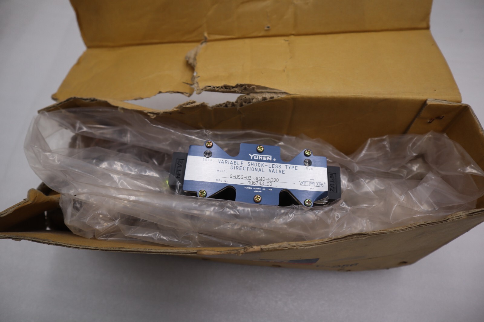 Used NEW Yuken D-DSG-03-3C40-5090 Hydraulic Solenoid Valve STOCK 2556-C