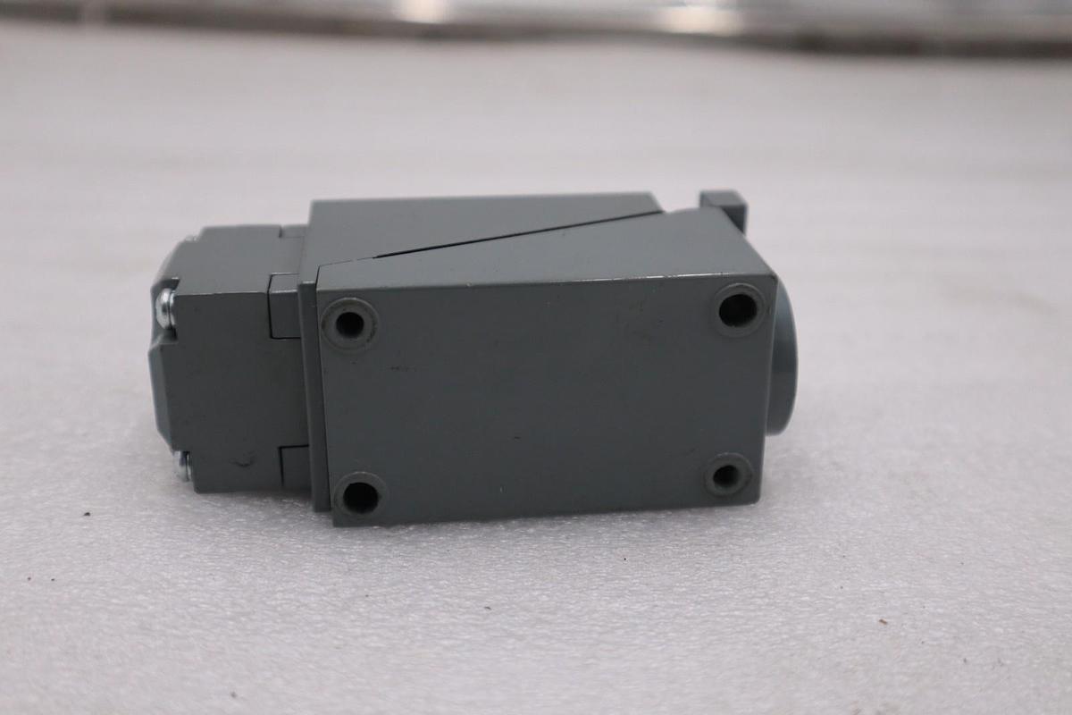 Used NEW OPEN BOX AB ALLEN BRADLEY 802T-ALP LIMIT SWITCH SER.J 802TALP STK K2111CC