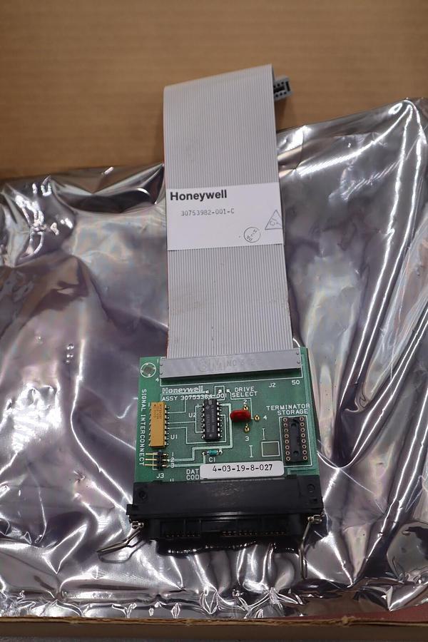 NEW HONEYWELL 30753982-001 / 30753364-001 CONNECTOR STOCK G314