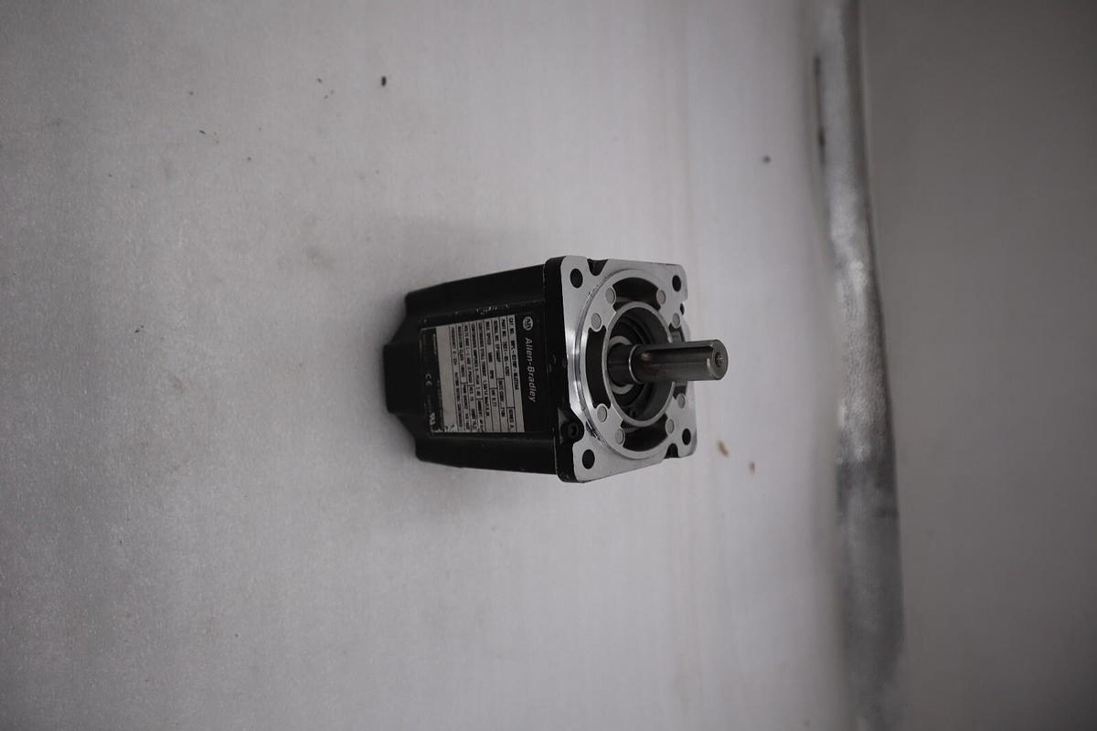 Used Allen Bradley MPL-B310P-MJ22AA Servo Motor 5000 Rpm 460 Volts STOCK 529-B