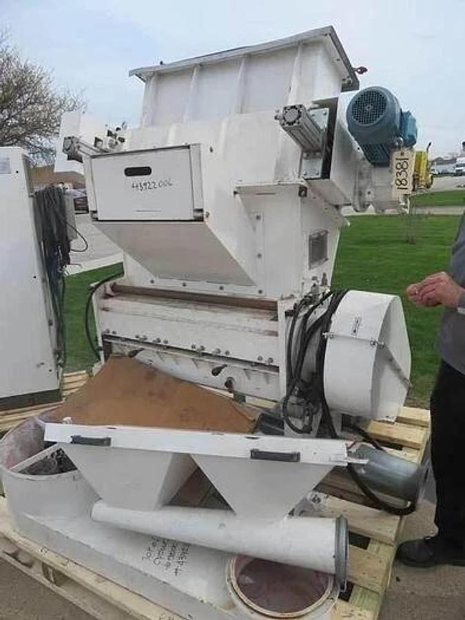 Used TRIA (OMV GROUP) GRANULATOR MODEL 900 NS-R WITH SILENCER