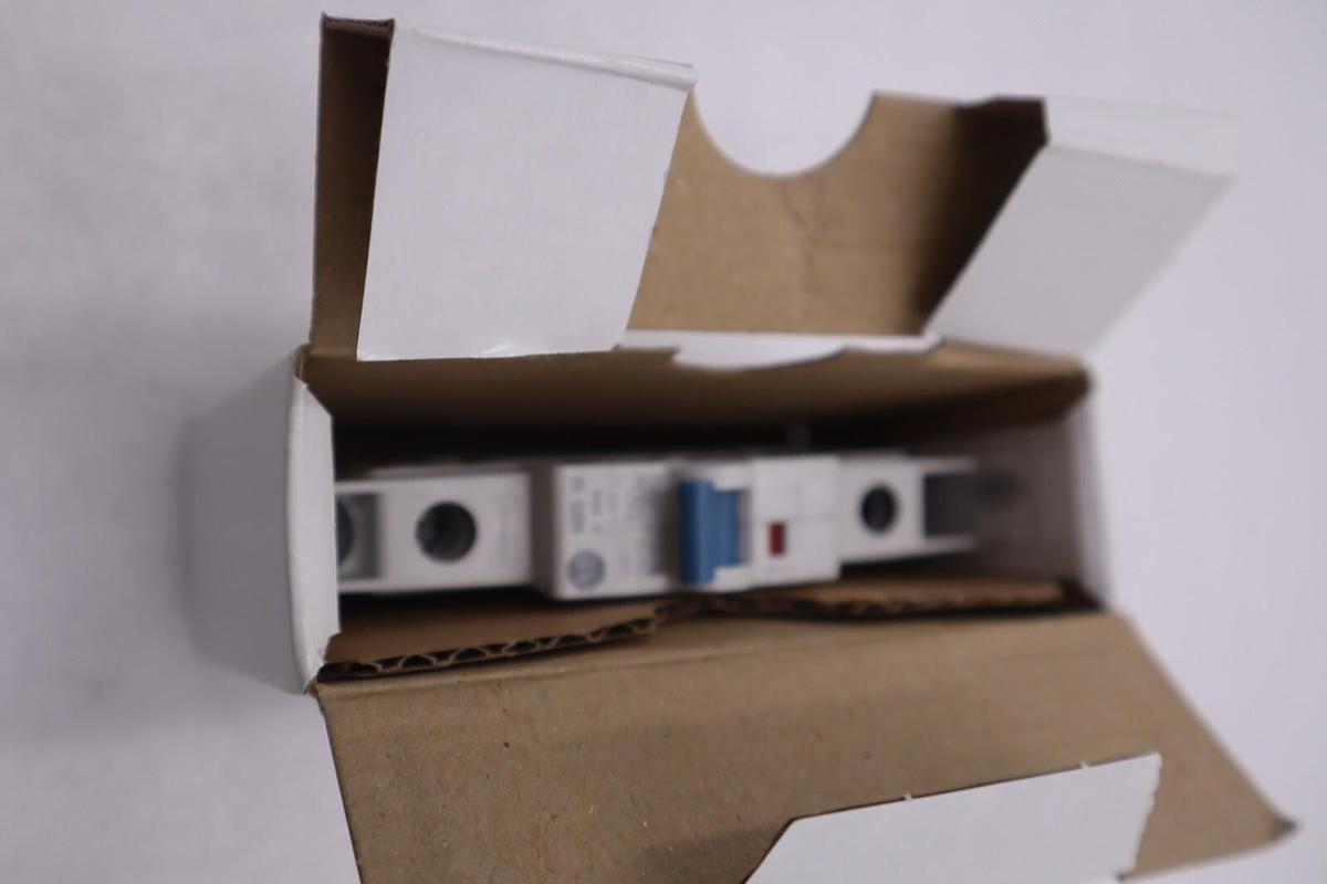 Used NEW OPEN BOX AB ALLEN BRADLEY 1489-M1C200 STOCK G677A