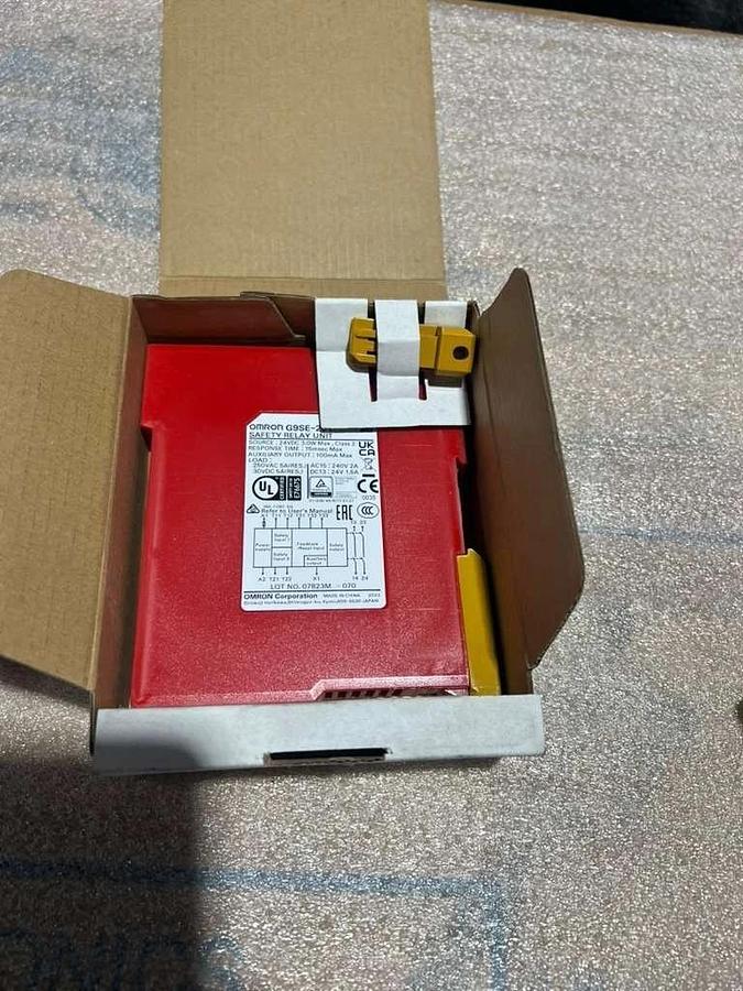 NEW OPEN BOX Omron G9SE-201 Safety Relay Unit - DC 24V STK L793CC