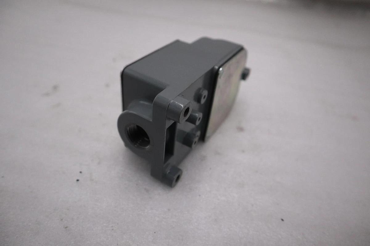 NEW OPEN BOX AB Allen Bradley 801-NX7 Limit Switch STK CC184