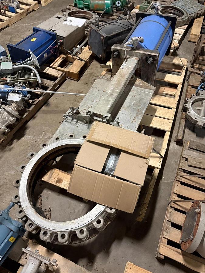 Used 24" Actuated Pnuematic Knife Gate Valve 316SS