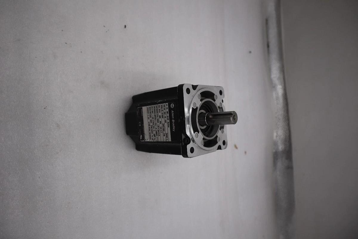 Used Allen Bradley MPL-B310P-MJ22AA Servo Motor 5000 Rpm 460 Volts STOCK 529-B