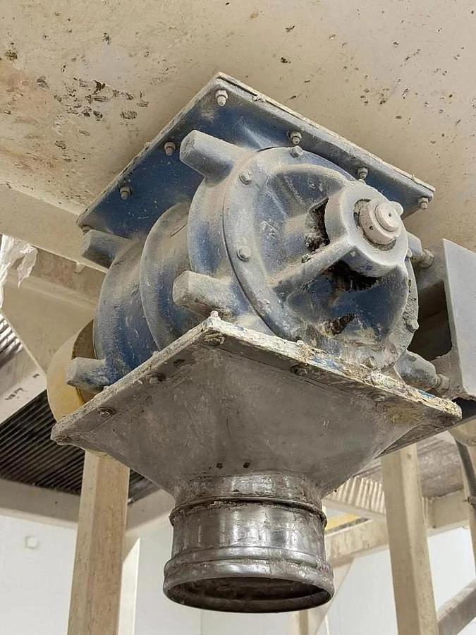 Used STAINLESS STEEL RIBBON BLENDER APPROXIMATELY 200 CUBIC FEET