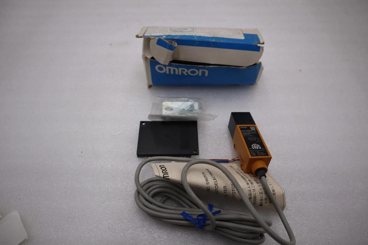 Used NEW OPEN BOX Omron E3S-RS30E42-30 Photoelectric Switch 12-24v-dc STOCK H1318A
