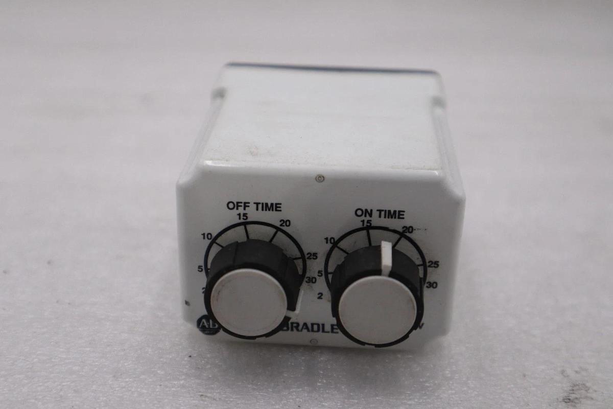 NEW OPEN BOX AB Allen Bradley 700-HV32DA1  Timing Relay STK K2110CC